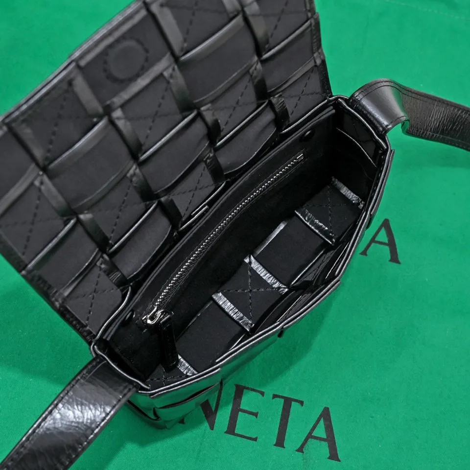 Batch 1460 Bv new autumn and winter Cassette small pillow bag. Classic weaving technology. Oil wax leather design pillow bag. It has developed into a family series and has become the trump card of the new Bottega bag. 🔥 It is a must-have for fashionistas to match frequently selected fashion items and contemporary exquisite workman concave shapes. 💚Cute and cute. The medium size is launched in the latest color. Beautiful and dreamy, super exciting💓 Size: 17.5*10.5*3cm, model: 7587#
